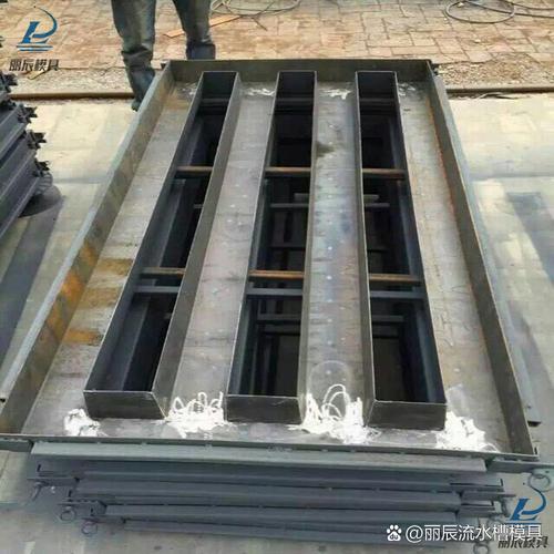 水泥消浪栅栏板模具是一种大型的混凝土预制件也